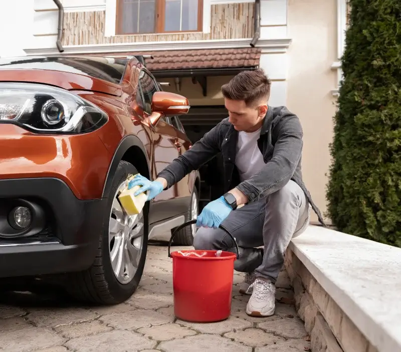 Lavage auto à domicile Ahuillé : professionnel intervenant sur un véhicule